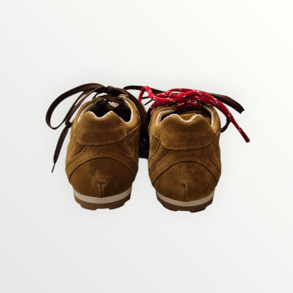 SNEAKER IN CAMOSCIO E LACCI DIFFERENTI - DIVINE FOLLIE