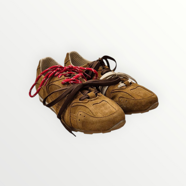 SNEAKER IN CAMOSCIO E LACCI DIFFERENTI - DIVINE FOLLIE