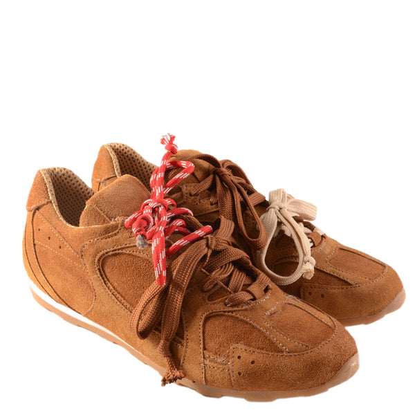 SNEAKER IN CAMOSCIO E LACCI DIFFERENTI - DIVINE FOLLIE