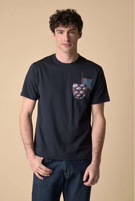 T-SHIRT BLU CON TASCHINO E PATCH RICAMATO IN TESSUTO - V2
