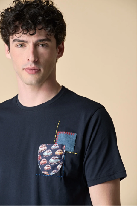 T-SHIRT BLU CON TASCHINO E PATCH RICAMATO IN TESSUTO - V2
