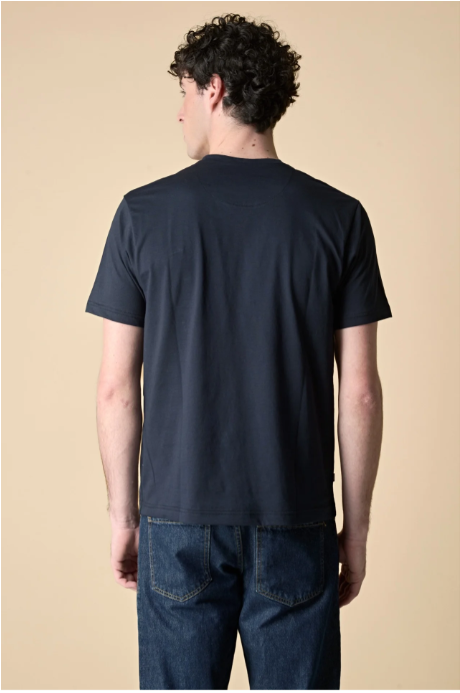 T-SHIRT BLU CON TASCHINO E PATCH RICAMATO IN TESSUTO - V2